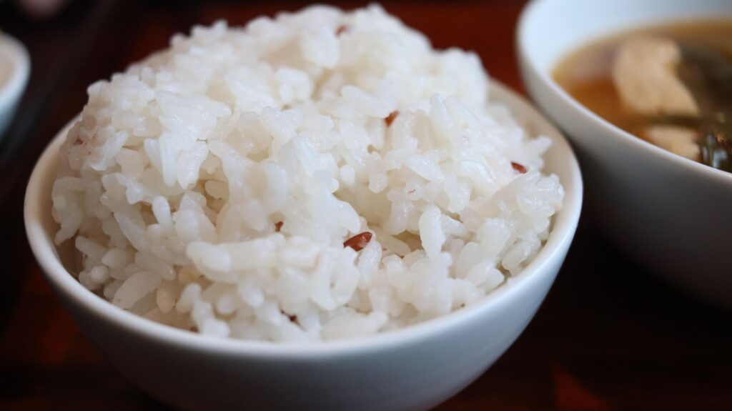 Close-up of cooked fluffy EatMe parboiled rice texture, showing distinct and non-sticky grains. 益米預熟米煮熟後的蓬鬆特寫鏡頭,米粒外觀晶瑩剔透、口感Q彈且粒粒分明。