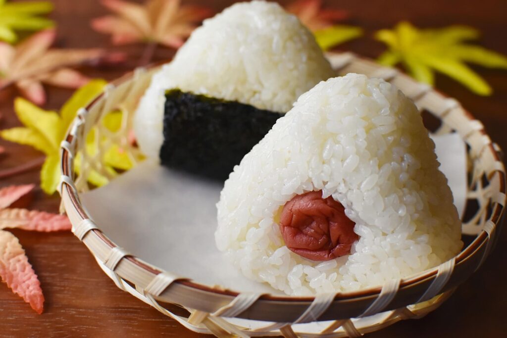 Traditional Japanese onigiri rice balls with pickled plum, made using sticky EatMe parboiled rice. 使用益米預熟米製作的日式梅子飯糰，證明預熟米也能擁有適合手作飯糰的絕佳黏性。