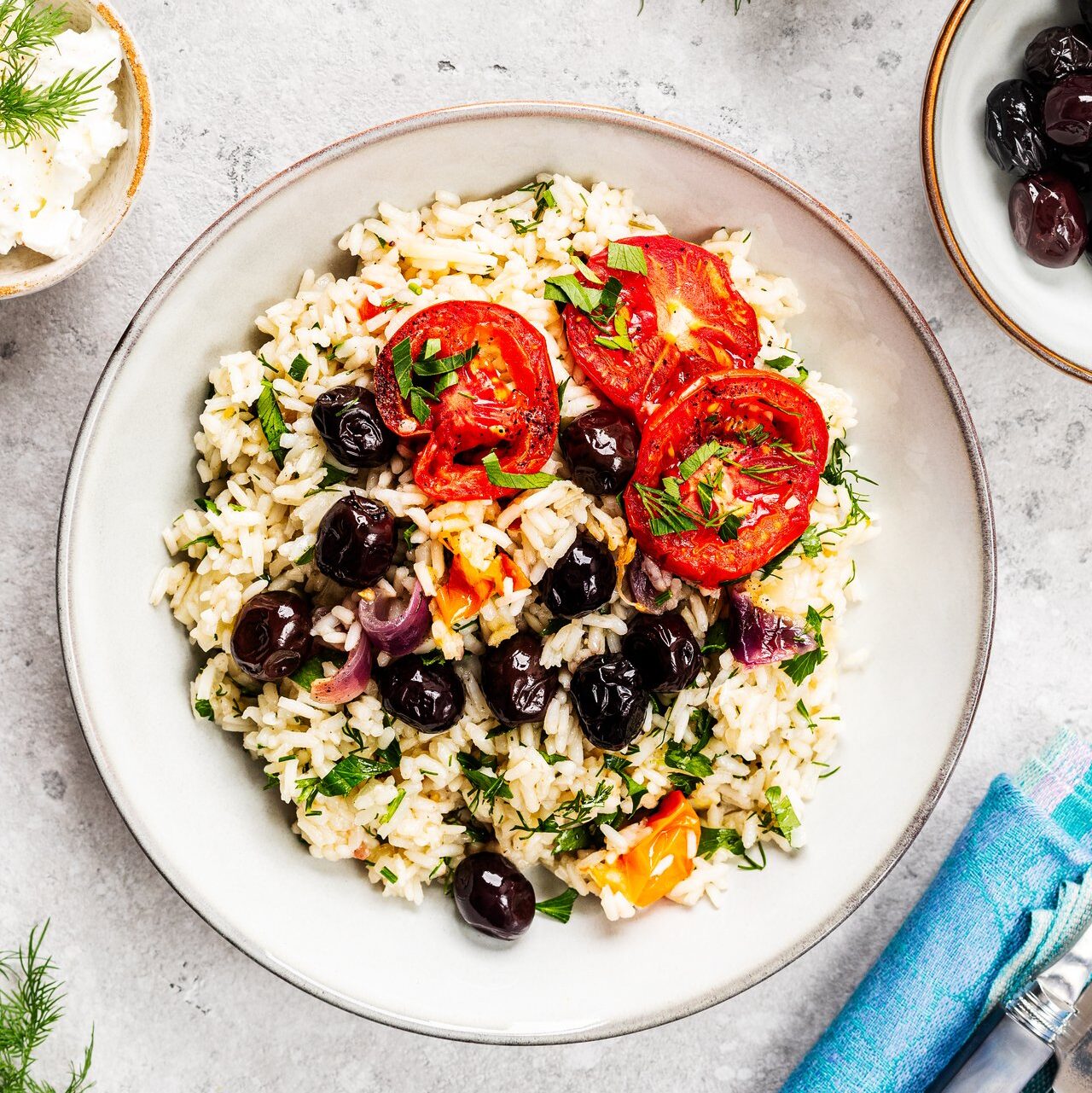 Close-up of Insalata di Riso featuring EatMe parboiled rice, cherry tomatoes and cheese cubes — grains stay separate and firm even after chilling, the signature trait of parboiled rice. 義大利冷米沙拉成品特寫：益米預熟米搭配小番茄與起司丁，冷藏後依然粒粒分明、Q 彈不糊，是夏日冷拌料理的靈魂食材。