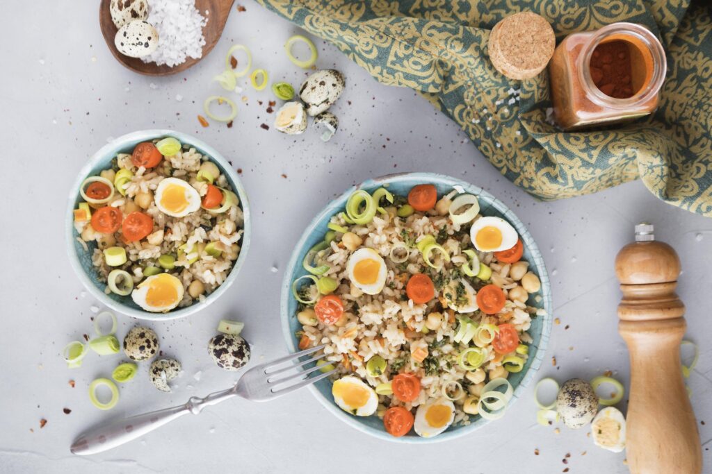 A refreshing bowl of Italian cold rice salad (Insalata di Riso) made with EatMe parboiled rice, eggs and summer vegetables — a no-cook Italian classic perfect for hot summer days. 夏日義大利冷米沙拉（Insalata di Riso）上桌特寫，以益米預熟米搭配水煮蛋與鮮蔬，免開火就能完成的義式經典料理，清爽開胃。